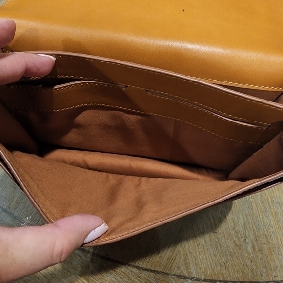 Kyara Seven Hills Tan Leather Crossbody Bag - Picture 7 of 9